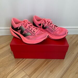 New Balance Women's FuelCell Rebel v4 size 8.5 B